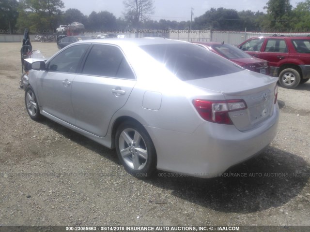 4T1BF1FKXDU236011 - 2013 TOYOTA CAMRY L/SE/LE/XLE Gümüş foto 3