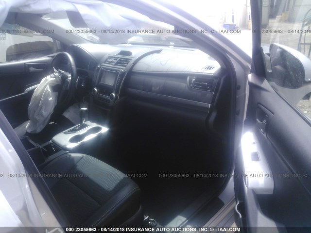 4T1BF1FKXDU236011 - 2013 TOYOTA CAMRY L/SE/LE/XLE Gümüş foto 5