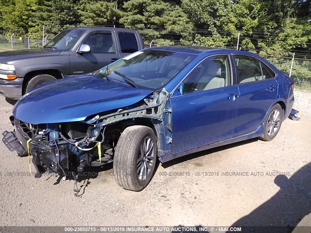 4T1BF1FK0HU689530 - 2017 TOYOTA CAMRY LE/XLE/SE/XSE BLUE photo 2