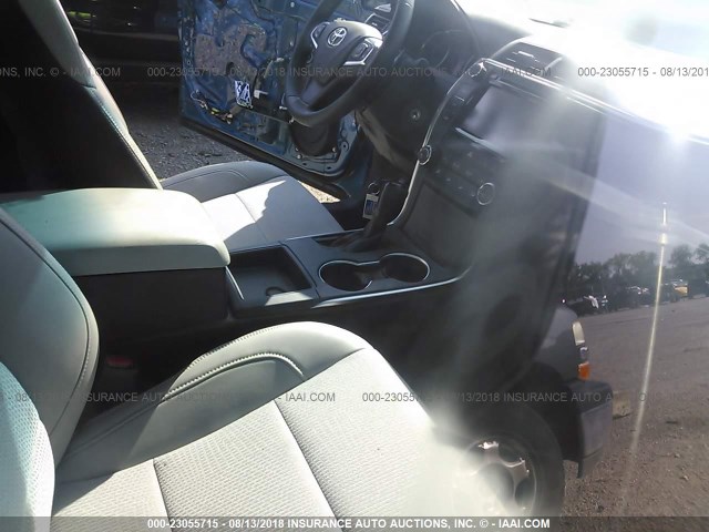 4T1BF1FK0HU689530 - 2017 TOYOTA CAMRY LE/XLE/SE/XSE BLUE photo 5