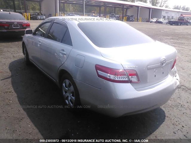 4T4BF3EKXBR139763 - 2011 TOYOTA CAMRY SE/LE/XLE ვერცხლისფერი ფოტო 3