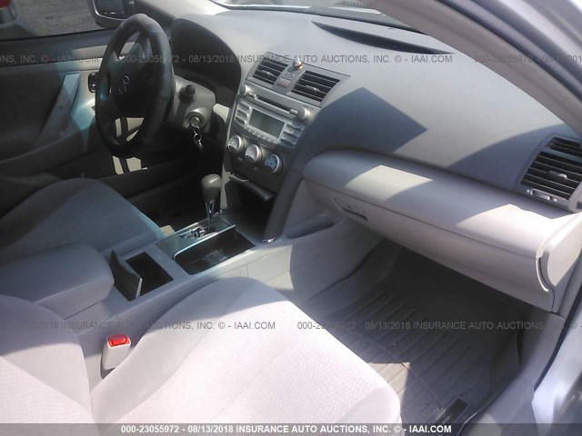 4T4BF3EKXBR139763 - 2011 TOYOTA CAMRY SE/LE/XLE ვერცხლისფერი ფოტო 5