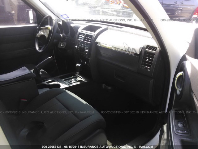 1D4PT4GK7BW549394 - 2011 DODGE NITRO HEAT თეთრი ფოტო 5