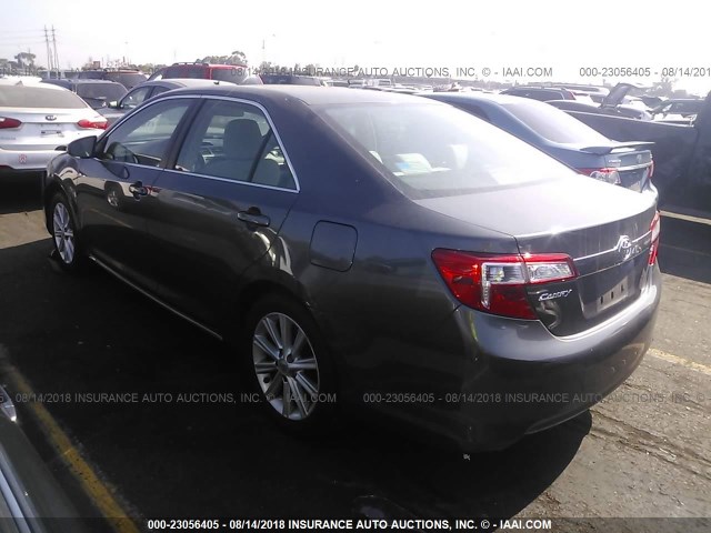 4T4BF1FK6CR164485 - 2012 TOYOTA CAMRY SE/LE/XLE ნაცრისფერი ფოტო 3
