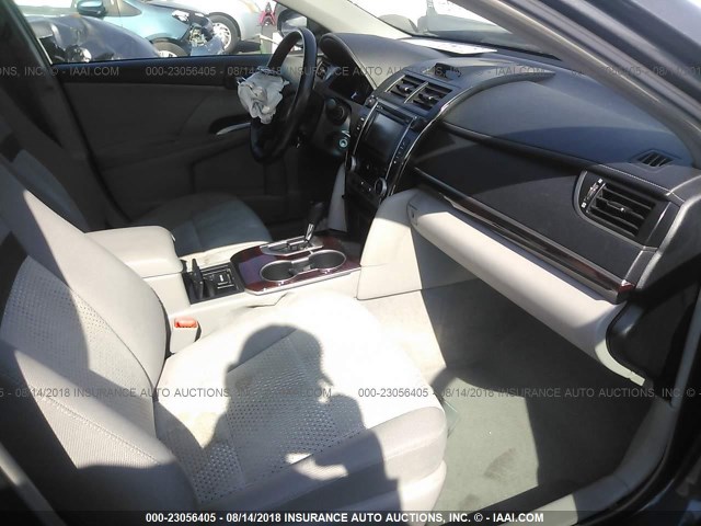 4T4BF1FK6CR164485 - 2012 TOYOTA CAMRY SE/LE/XLE ნაცრისფერი ფოტო 5