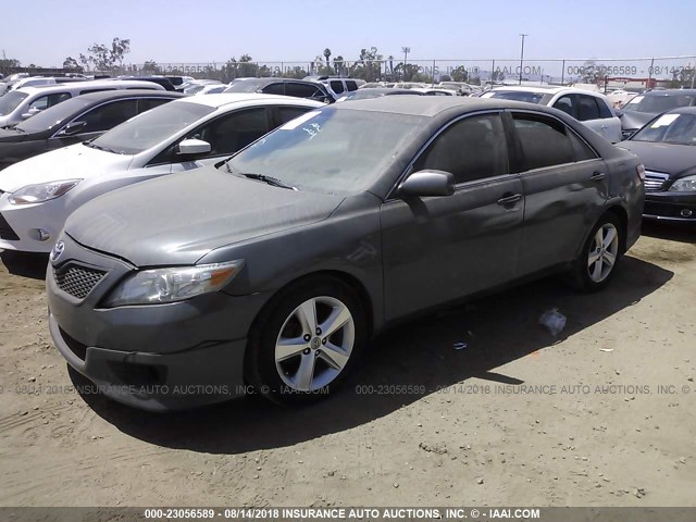 4T1BK3EK8BU619953 - 2011 TOYOTA CAMRY SE/LE/XLE GRAY photo 2