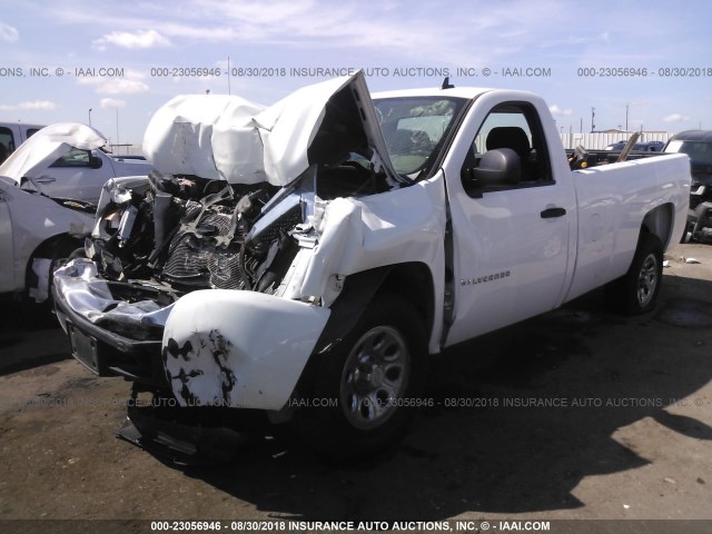 1GCEC14X07Z629418 - 2007 CHEVROLET SILVERADO C1500 CLASSIC WHITE photo 2