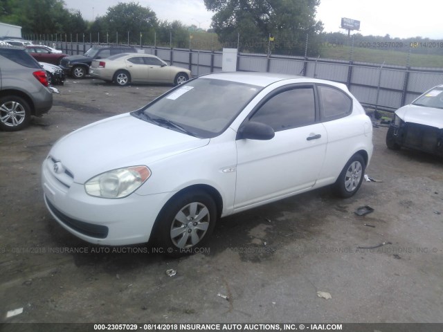 KMHCM36C28U067297 - 2008 HYUNDAI ACCENT GS WHITE photo 2