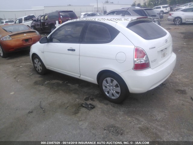 KMHCM36C28U067297 - 2008 HYUNDAI ACCENT GS WHITE photo 3