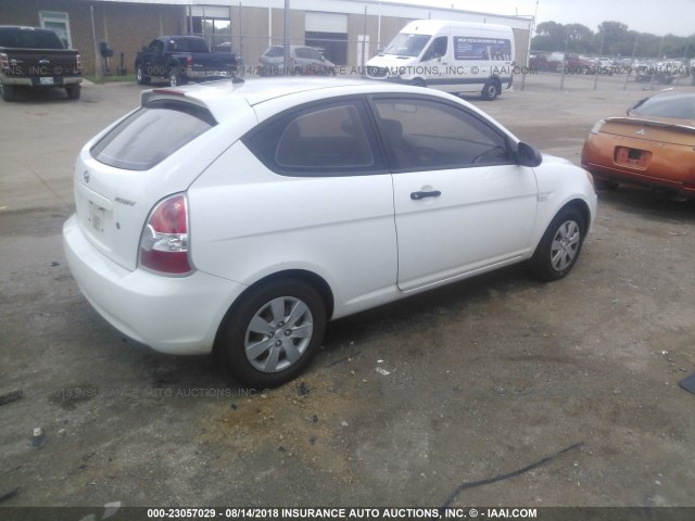 KMHCM36C28U067297 - 2008 HYUNDAI ACCENT GS WHITE photo 4