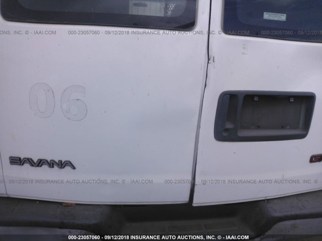 1GTFG25M711118538 - 2001 GMC SAVANA G2500 WHITE photo 6