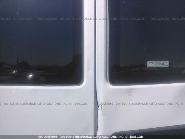 1GTFG25M711118538 - 2001 GMC SAVANA G2500 WHITE photo 8