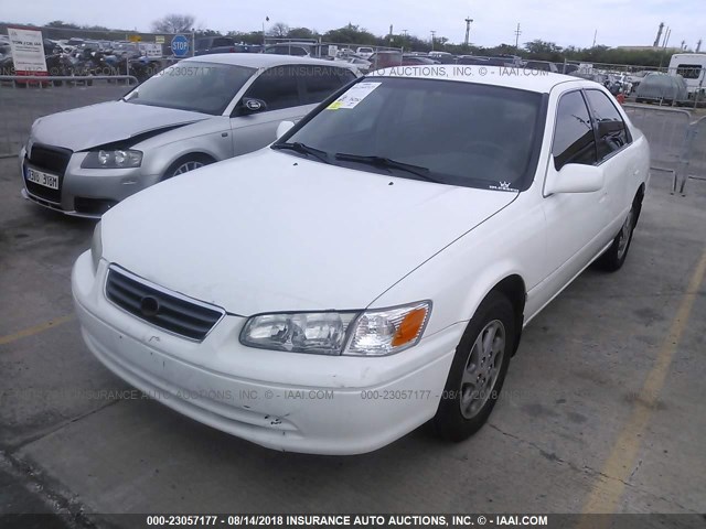 JT2BG22K2Y0431975 - 2000 TOYOTA CAMRY CE/LE/XLE 白色 照片 2