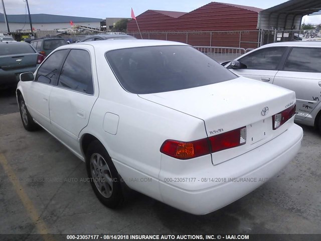 JT2BG22K2Y0431975 - 2000 TOYOTA CAMRY CE/LE/XLE 白色 照片 3