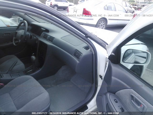 JT2BG22K2Y0431975 - 2000 TOYOTA CAMRY CE/LE/XLE 白色 照片 5