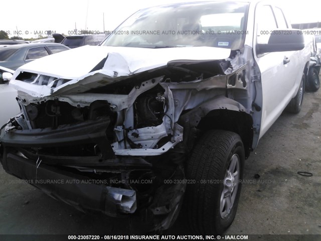 5TFRM5F13HX116580 - 2017 TOYOTA TUNDRA DOUBLE CAB SR/SR5 WHITE photo 6