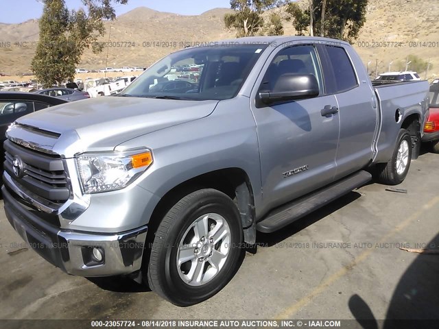 5TFRM5F12FX094830 - 2015 TOYOTA TUNDRA DOUBLE CAB SR/SR5 SILVER photo 2