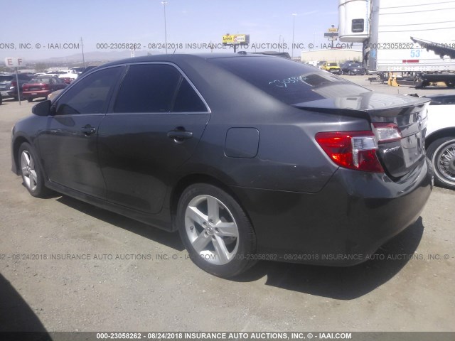 4T1BF1FK7CU126080 - 2012 TOYOTA CAMRY SE/LE/XLE ნაცრისფერი ფოტო 3