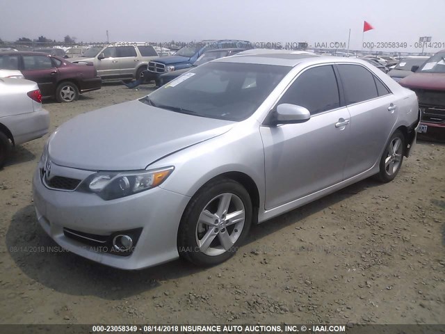 4T1BF1FK8DU684327 - 2013 TOYOTA CAMRY L/SE/LE/XLE 银色 照片 2