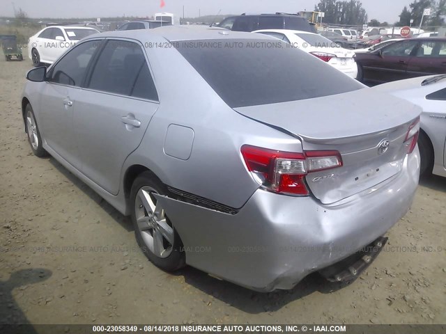 4T1BF1FK8DU684327 - 2013 TOYOTA CAMRY L/SE/LE/XLE 银色 照片 3