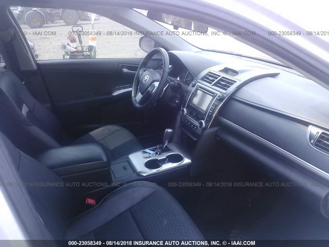 4T1BF1FK8DU684327 - 2013 TOYOTA CAMRY L/SE/LE/XLE 银色 照片 5