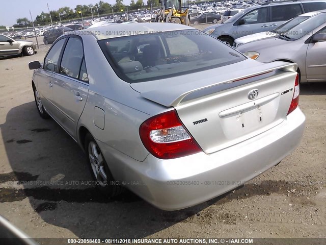 JTDBE32K720006682 - 2002 TOYOTA CAMRY LE/XLE/SE Gümüş foto 3