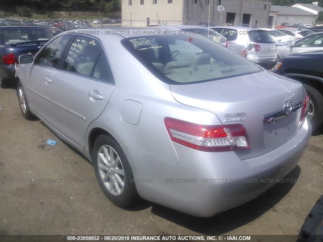 4T1BF3EK2BU191012 - 2011 TOYOTA CAMRY SE/LE/XLE SILVER photo 3