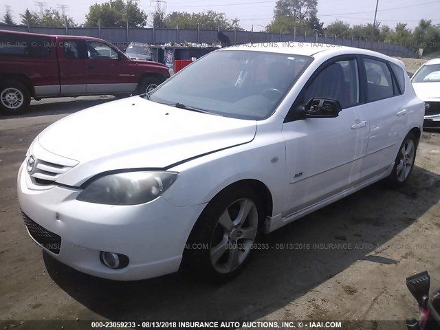 JM1BK143541216343 - 2004 MAZDA 3 HATCHBACK WHITE photo 2