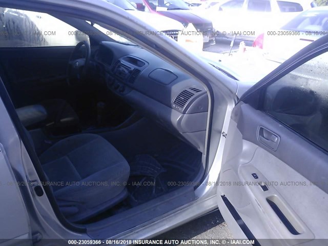 4T1BE32K43U698275 - 2003 TOYOTA CAMRY LE/XLE/SE 银色 照片 5