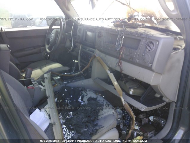 1J8HG48K96C273501 - 2006 JEEP COMMANDER GRAY photo 5