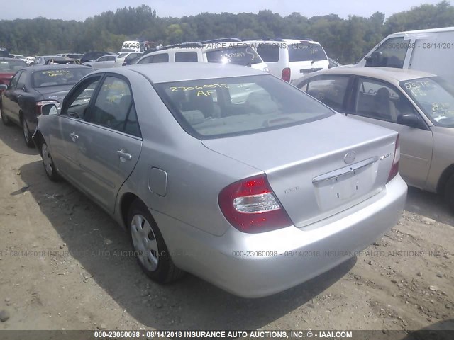 4T1BE32KX2U598132 - 2002 TOYOTA CAMRY LE/XLE/SE 银色 照片 3