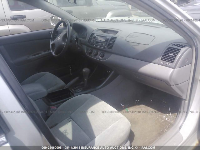 4T1BE32KX2U598132 - 2002 TOYOTA CAMRY LE/XLE/SE 银色 照片 5