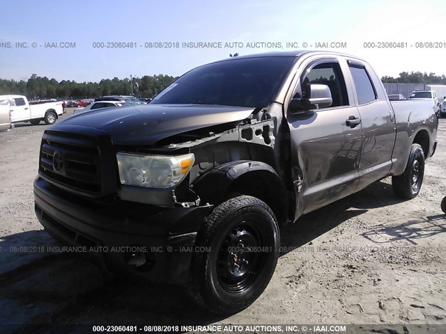 5TFRM5F14AX011701 - 2010 TOYOTA TUNDRA DOUBLE CAB SR5 GRAY photo 2