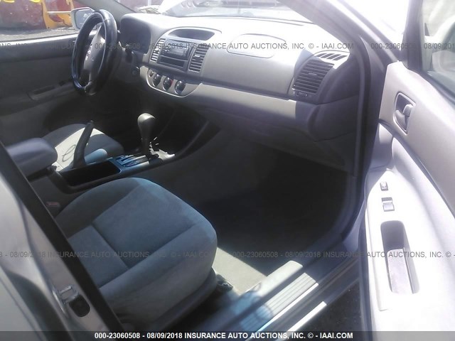 4T1BE32KX3U755983 - 2003 TOYOTA CAMRY LE/XLE/SE Gümüş foto 5