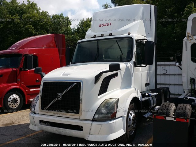 4V4NC9EG0DN148752 - 2013 VOLVO VNL L WHITE photo 2