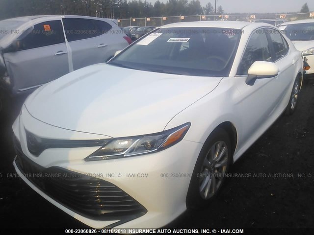 4T1B11HK6JU003377 - 2018 TOYOTA CAMRY L/LE/XLE/SE/XSE WHITE photo 2