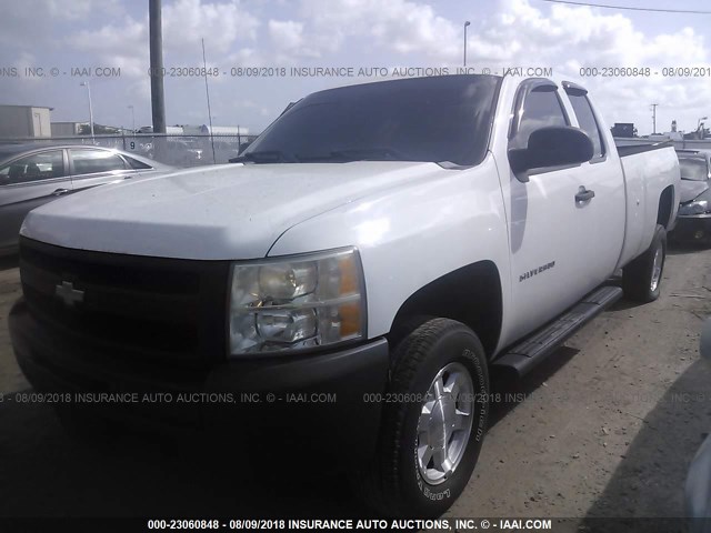 1GCRKPE01BZ227604 - 2011 CHEVROLET SILVERADO K1500 WHITE photo 2