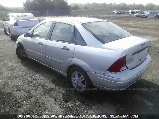 1FAFP34P7YW389572 - 2000 FORD FOCUS SE/SE COMFORT SILVER photo 3