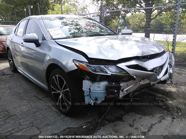 4T1B11HK6JU084476 - 2018 TOYOTA CAMRY L/LE/XLE/SE/XSE SILVER photo 1