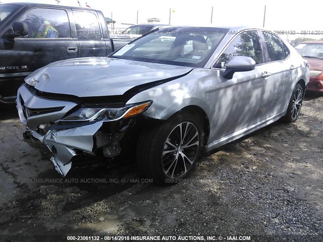 4T1B11HK6JU084476 - 2018 TOYOTA CAMRY L/LE/XLE/SE/XSE SILVER photo 2