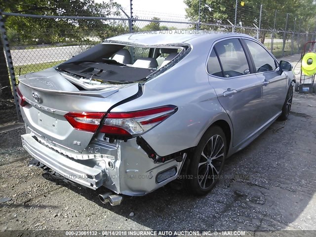 4T1B11HK6JU084476 - 2018 TOYOTA CAMRY L/LE/XLE/SE/XSE SILVER photo 4