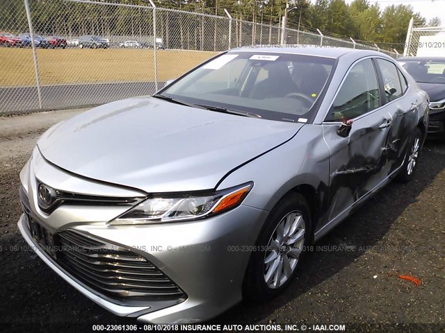 4T1B11HK0JU602310 - 2018 TOYOTA CAMRY L/LE/XLE/SE/XSE SILVER photo 2