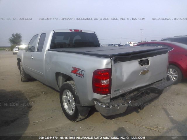 1GCRKSE33BZ132376 - 2011 CHEVROLET SILVERADO K1500 LT SILVER photo 3