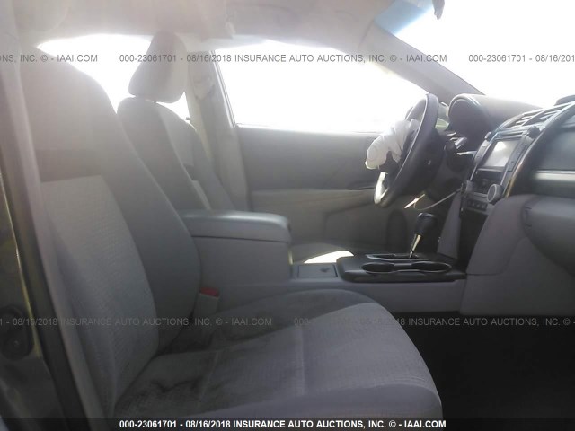 4T4BF1FK3ER342386 - 2014 TOYOTA CAMRY L/SE/LE/XLE 灰色 照片 5