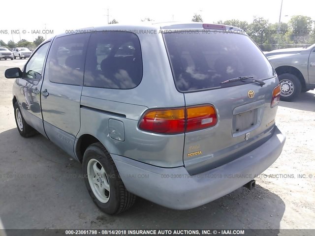 4T3ZF13C7WU035687 - 1998 TOYOTA SIENNA LE/XLE GRAY photo 3