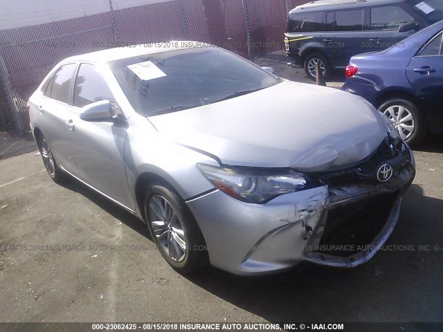 4T1BF1FK5FU496092 - 2015 TOYOTA CAMRY LE/XLE/SE/XSE 银色 照片 1