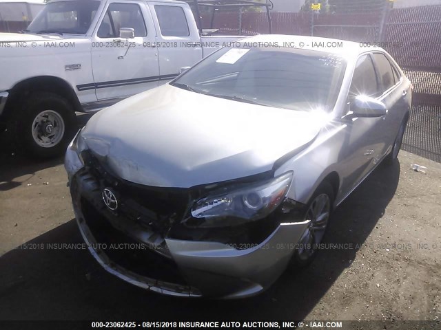 4T1BF1FK5FU496092 - 2015 TOYOTA CAMRY LE/XLE/SE/XSE 银色 照片 2