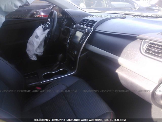 4T1BF1FK5FU496092 - 2015 TOYOTA CAMRY LE/XLE/SE/XSE 银色 照片 5