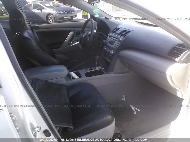 4T1BF3EK2BU710351 - 2011 TOYOTA CAMRY SE/LE/XLE WHITE photo 5