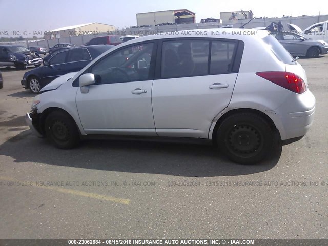 3N1BC13E58L369046 - 2008 NISSAN VERSA S/SL SILVER photo 3